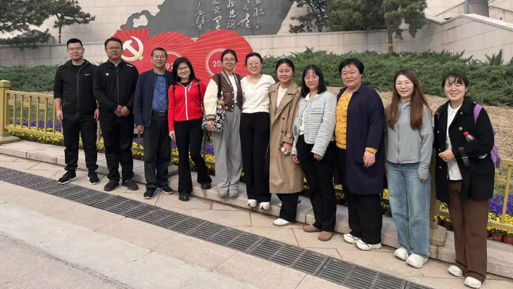 “缅怀无名英雄 传承红色基因”——北京十二中第二党支部党日活动2024年4月12日，  北京市第十二中学第二党支部  在西山国家森林公园无名英雄广场  开展了“缅怀无名英雄 传承红色基因”   ——红色主题教育党日活动。