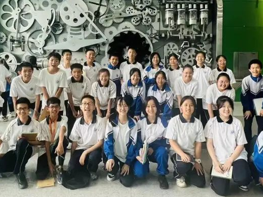 科学馆内探奥秘 科学魅力心中留——北京十二中初一初二学生共同参观中国科学技术馆 