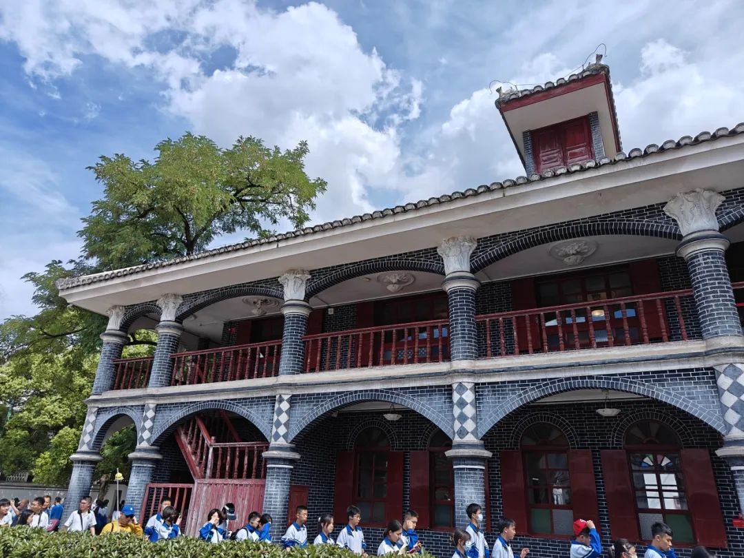 两校交流换礼共绘友谊新篇章 遵义会址参观瞻仰深刻长征情——2024高一年级京外社会实践贵州分队纪实报道二