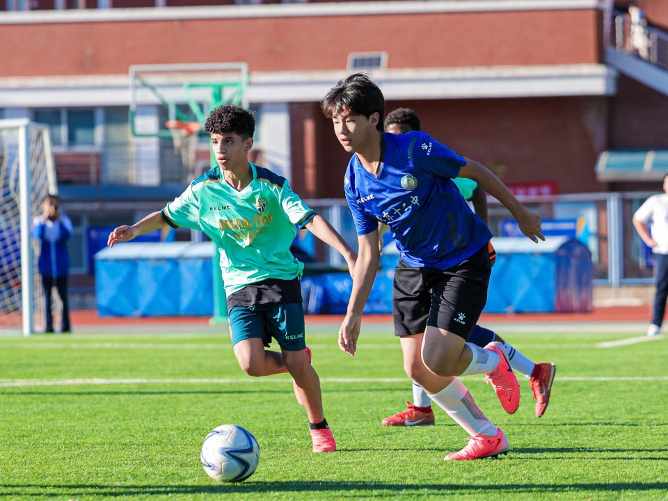 中非友好一家亲 绘画足球齐交流——非洲驻华外交官与中国学校足球友谊赛在京举行