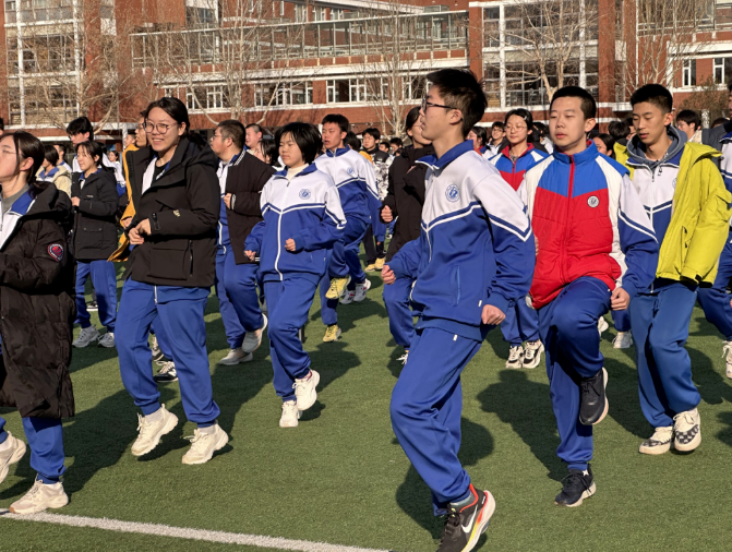 春日竞技展风采 高一学子燃动校园 ——记北京市第十二中学高一年级趣味运动会