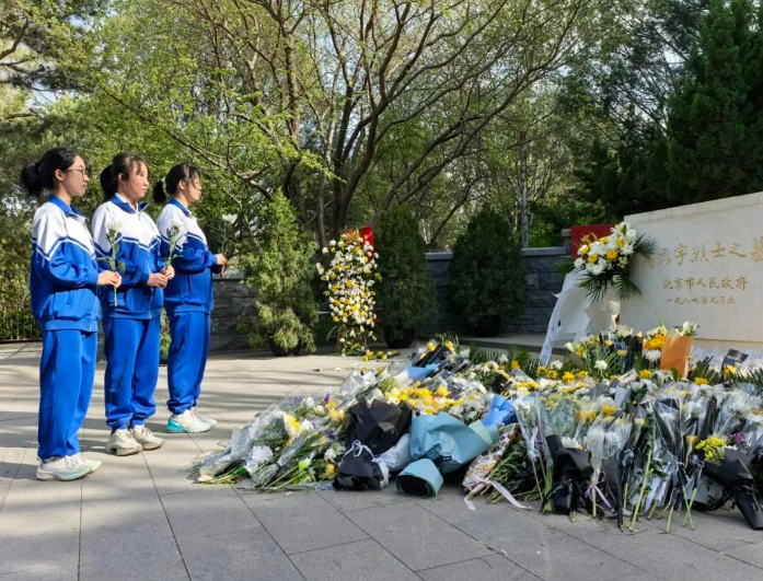 清明祭英烈 青春承壮志——北京十二中科丰校区团总支“清明祭英烈”活动