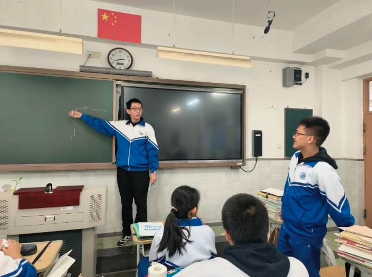 榜样领航 经验相授 高考征途 智慧传承——北京十二中大学生返校宣讲活动高三年级专场