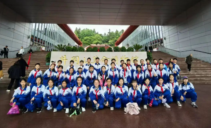 红耀铸魂少年志 匠心强国未来梦 ——北京十二中本部初中赴江西爱国主义教育及自然探索主题实践活动（二）